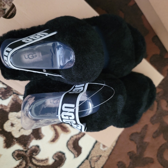 UGG slides (W OH YEAH) - Picture 2 of 5